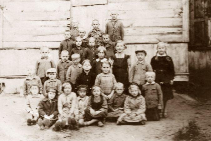 Zdjęcie dzieci na tle pierwszej szkoły. 1942 rok